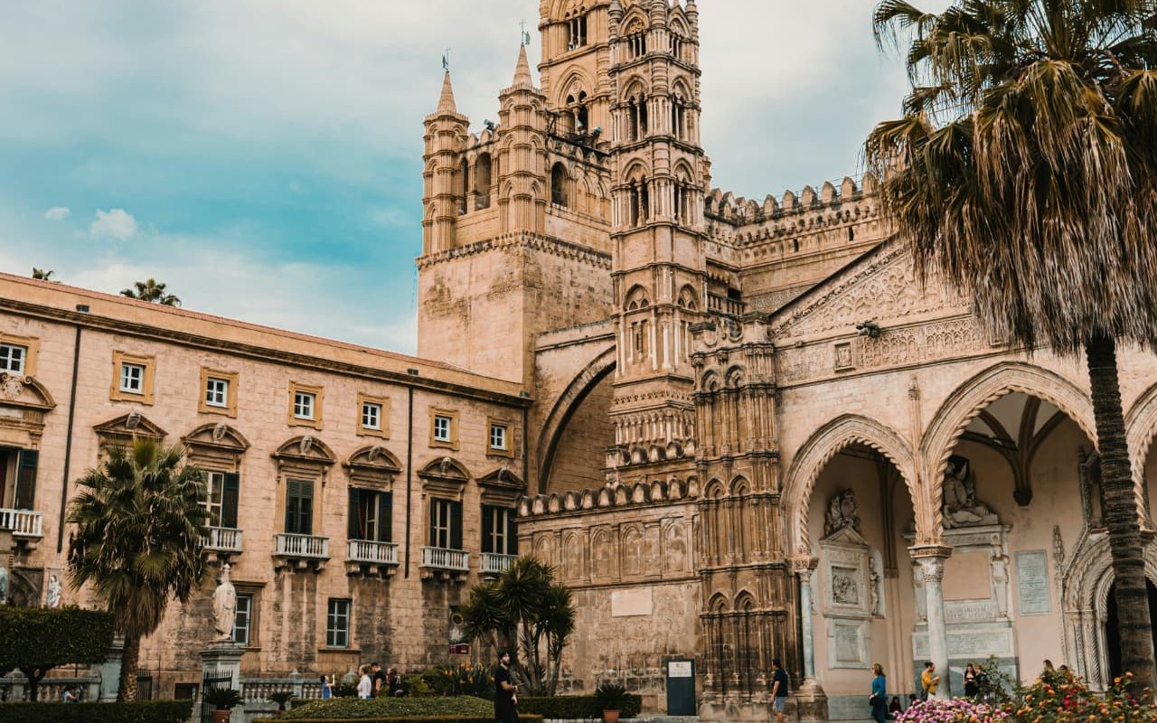 La Cattedrale di Palermo con i giardini e la piazza alberata, tra aiuole, siepi e palme